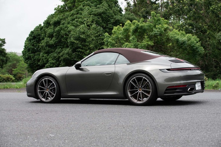 試乗車は「アベンチュリングリーン」のボディーカラーに「ブラウン」のソフトトップという渋い組み合わせ。