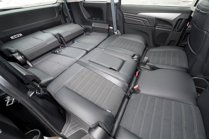 2列目と3列目を頑張ってアレンジすればこんな車中泊用のスペースをつくり出せる。いろいろな可能性を感じさせる「デリカD：5」だ。