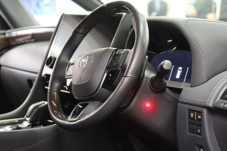 「セキュリティシステム プレミアム」搭載車のステアリングコラム。赤い光が窃盗犯に防犯システムの存在を知らせ、威嚇する。なお、セキュリティーキーの電池が切れた際は、キーをこの箇所にかざすことでキー認証が可能となる。