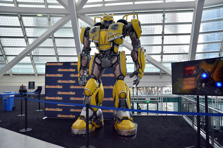 会場の入り口のホールに展示されたロボットは、2019年1月公開予定の映画『トランスフォーマー』シリーズの新作から、空冷「ビートル（フォルクスワーゲン・タイプI）」が変形する「BUMBLE BEE」。