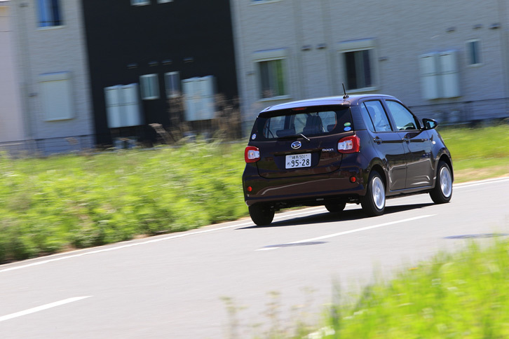 JC08モード計測による新型「ブーン」の燃費は、FF車が28.0km/リッター、4WD車が24.4km/リッターとなっている。