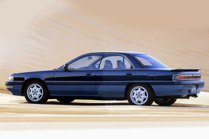 ユーノス店向けの双子車である「ユーノス300」。内外装のわずかな差異のほか、エンジンの種類やチューンが少々異なった。