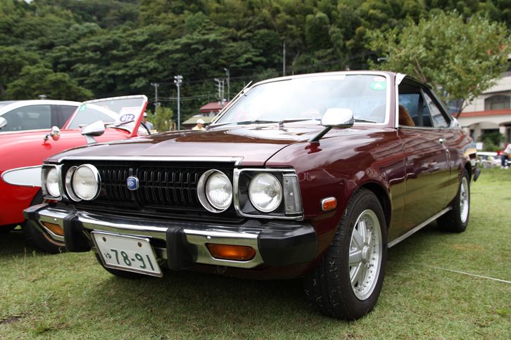 ワンオーナー車という1975年「トヨペット・コロナ ハードトップ2000GT」。ソレックスのツインチョークキャブを2連装した2リッターDOHCエンジンを積んだ、通称コロG。
