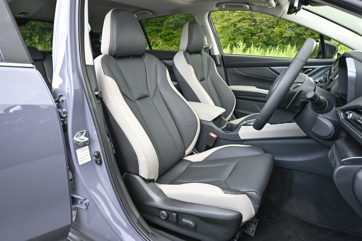 サポートワイヤの代わりに座面周囲にインサートワイヤを内蔵する、乗降性に配慮しながらホールド性を確保したという新形状のシートが「レヴォーグ レイバック」に採用された。