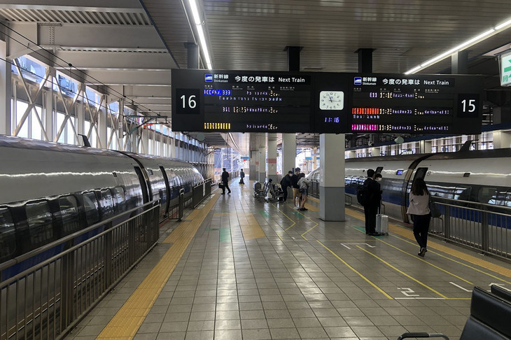 博多駅の新幹線乗り場。JR西日本の単独開発となる「500系」新幹線に囲まれて感動しまくった。