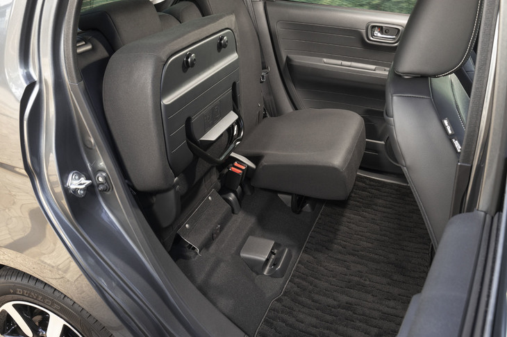 リアシートの機能は従来モデルと共通。スライド調整機能は付かないが、左右分割してのリクライニングやダイブダウン、座面のチップアップが可能だ。