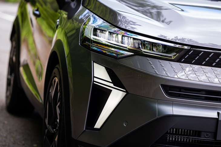 ロザンジュ（ひし形）を2分割したデザインのデイタイムランニングランプは、先にマイナーチェンジされた「クリオ（日本名はルーテシア）」や、ルノーのフラッグシップSUVとして登場した「ラファール」の流れをくむもの。ランプ横にはブレーキ冷却用のエアインテークも備わる。