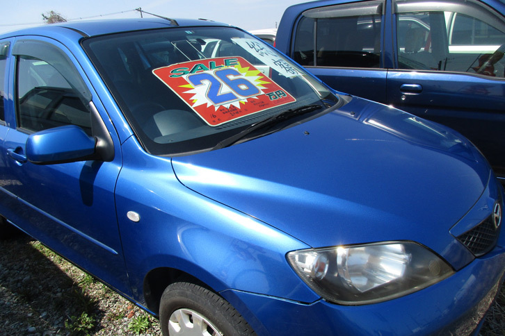 取材時には2004年式、走行距離11万kmの「マツダ・デミオ」が26万円で売られていた。