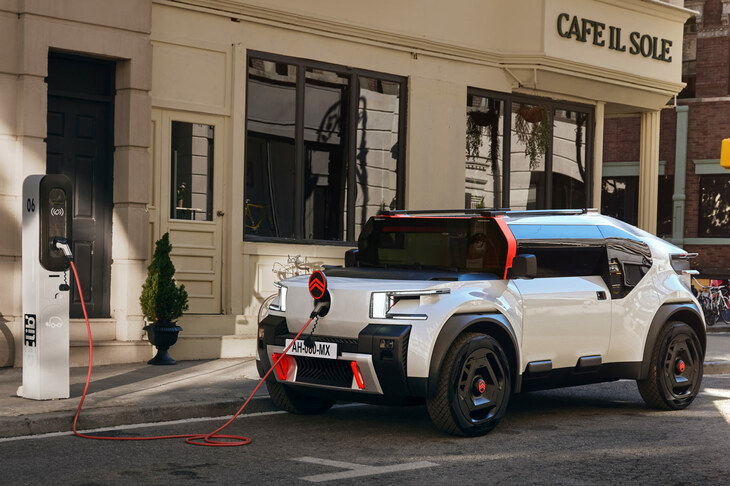 2022年発表のシトロエンのコンセプトモデル「Oli（オリ）」。「環境のための電気自動車だというなら、もっとシンプルでもいいのでは？」という提案性に富んだモデルだったが、ご覧のとおり、デザインも突き抜けていた。