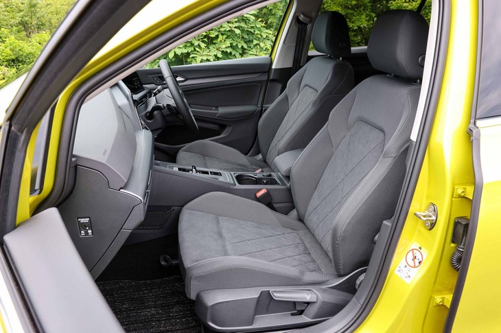 フォルクスワーゲン・ゴルフeTSIスタイル（フロントシート）