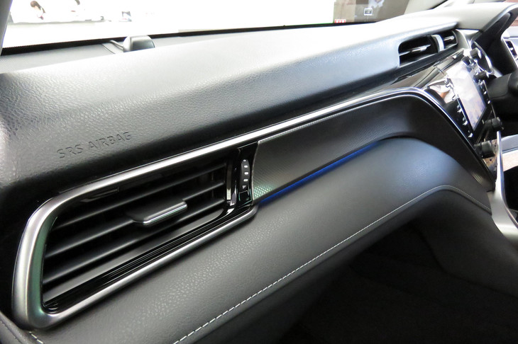 インテリアでは、ダッシュボードの装飾パネルが「G」や「X」とは異なっている。