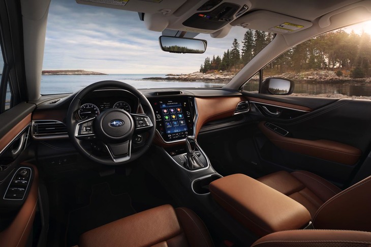 上質感が伝わってくる新型「アウトバック」のインテリア。新型「レヴォーグ」でも特徴とされている大きな縦型センターモニター（11.6インチ）は、先にこのアウトバックで採用されていた。