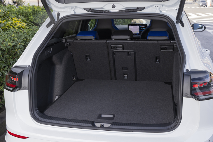 荷室の容量は611～1642リッター。ハッチバックは341～1197リッターなのでまさに圧倒的だ。