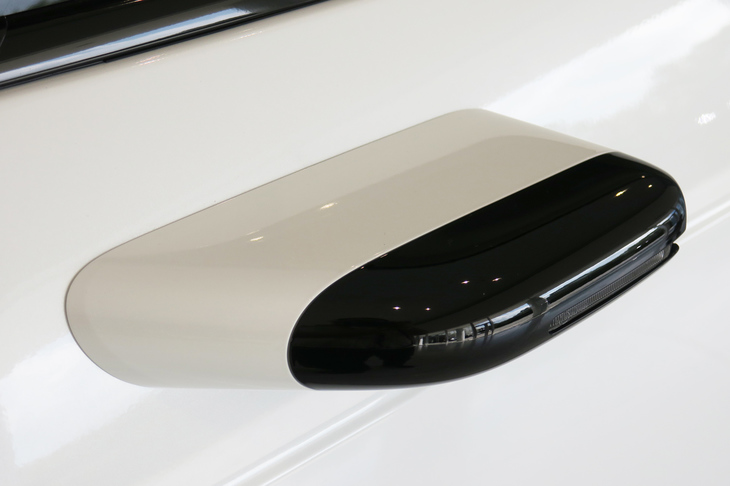 2つのカメラとウインカーを備えながら、運転していて煩わしくなく、かつ脇を通る歩行者などにも配慮したコンパクトで角のない造形を実現したサイドカメラミラー。ホンダにはこれからも、“人に優しいデザイン”を追求してほしい。