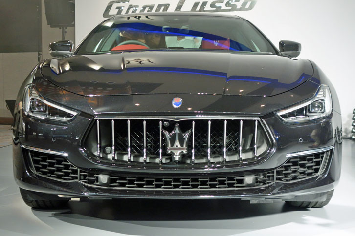 「ギブリ グランルッソ」。よりラグジュアリーな装いを特徴とするグランルッソは、エルメネジルド・ゼニアのシルクとレザーによるコンビシートを採用している。