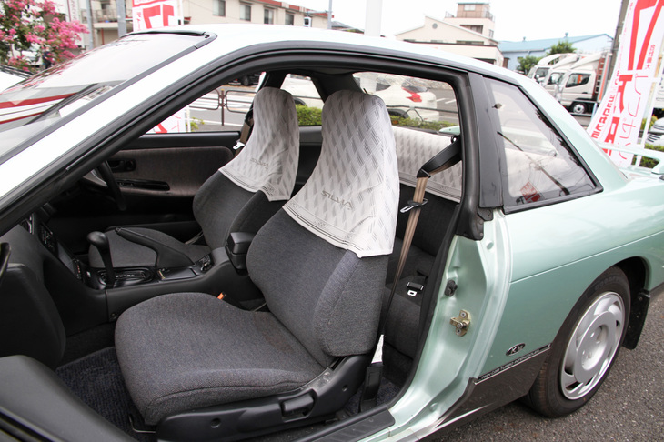そのシルビアの室内。最初のオーナーが年配者だったのか、この種のモデルには珍しく、シートは純正オプションのレースカバー付きである。