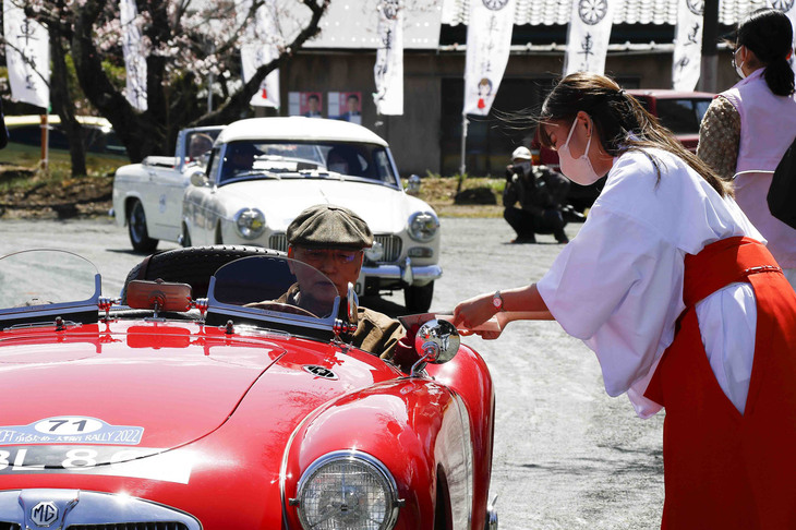 ここはスタンプポイントも兼ねていた。1955年「MGA」のドライバーが巫女（みこ）さんからスタンプをもらっている。