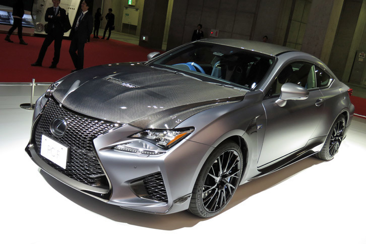 2018年春に発売されるという「F」モデルの特別仕様車。会場には2ドアクーペ「RC F」のものが展示されていた。