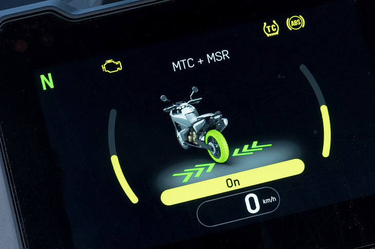 「エクスプローラー」モード搭載車では、トラクションコントロールやスロットルレスポンスの制御、エンジンのピーク出力を任意で調整可能となる。