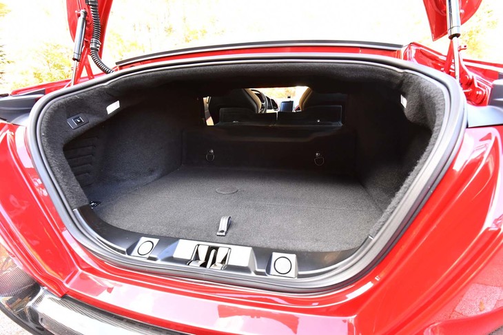 大きな荷物の積載については、写真のように後席の背もたれを倒すことで対応できる。背もたれのリリーススイッチは荷室内に備わる。