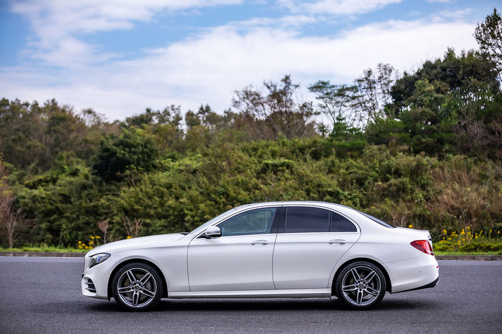 「Eクラス」に設定されるボディーカラーは全7色で、今回の試乗車の「ダイヤモンドホワイト」（写真）は20万3000円の有償色になっている。