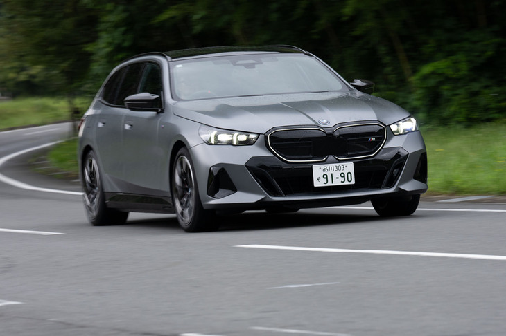 フロントに最高出力261PS、リアに340PSの駆動用モーターをそれぞれ搭載。システム全体では601PSを発生する。