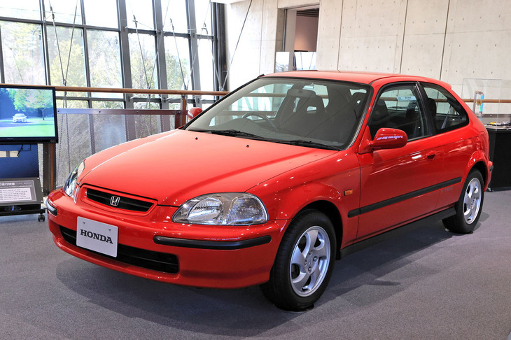 1995年に登場した“ミラクルシビック”こと6代目「シビック」。衝突安全性向上のためにフロントが拡張され、それに伴い大きく立体的な形状のヘッドランプが採用された。