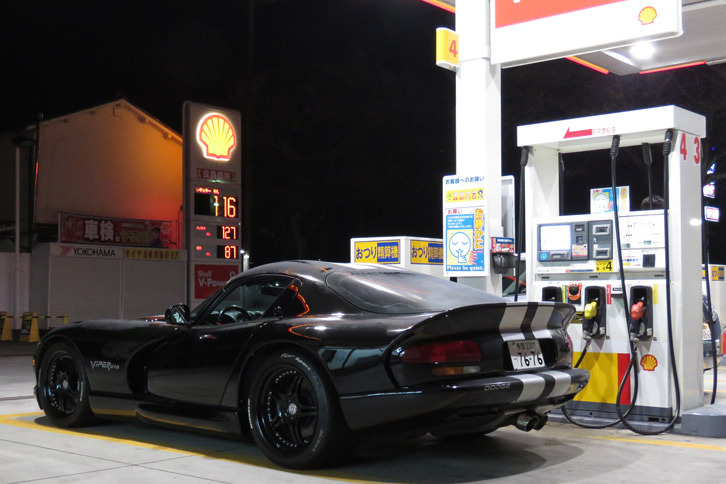 最寄りのガソリンスタンドにて、朝もはよから高価なハイオクガソリンをかっ食らう「ダッジ・バイパー」。そのうち“燃費回”もやらないといけませんね。