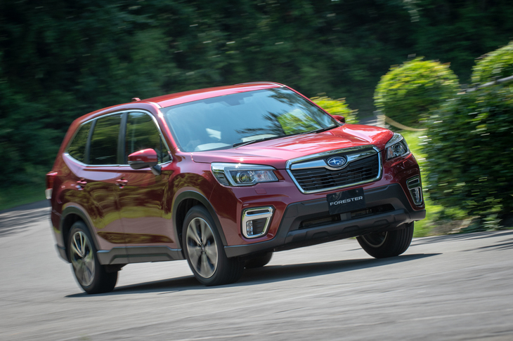 まずは2.5リッターエンジン搭載モデルの最上級グレード「プレミアム」の走りを試す。フラット感の高い足まわりがもたらす乗り心地のよさが印象に残った。