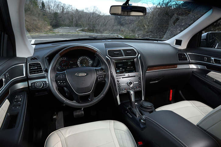 インストゥルメントパネルまわりでは、ヘアライン仕上げのアルミとアッシュウッドの装飾パネルや、ウッドの装飾入り本革巻きステアリングホイールなどが特徴。