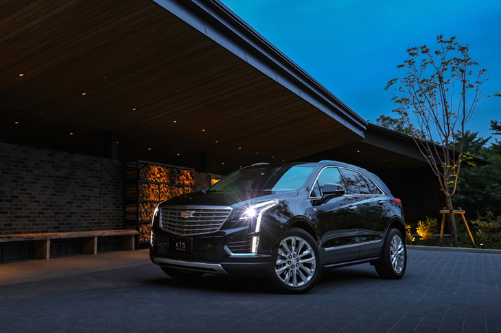 「キャデラックXT5クロスオーバー アーバンブラックスペシャル」