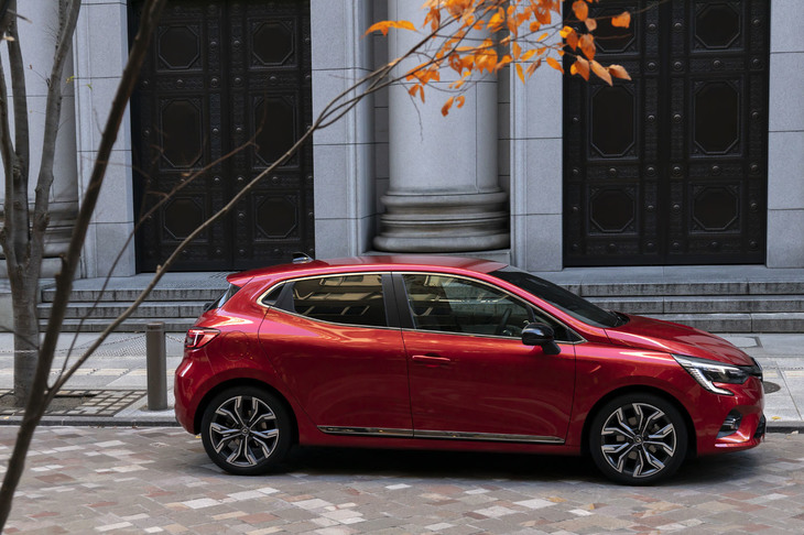 ルノー・日産・三菱のアライアンスによる「CMF-B」プラットフォームを市販モデルとして初採用。開発はルノーが主導し、先代よりも単体重量で50kg軽量な設計になっているという。