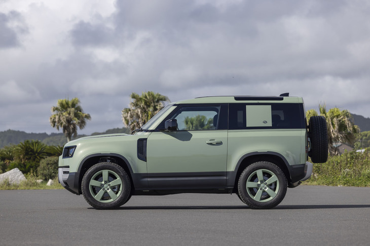 「ディフェンダー90」のボディーサイズは全長×全幅×全高＝4510×1995×1970mm、ホイールベースは2585mm。車重は2100kgと発表されている。エアサスが備わる「90」では、アプローチアングルが37.5°、ブレイクオーバーアングルが30.7°、デパーチャーアングルが40.0°確保されている。