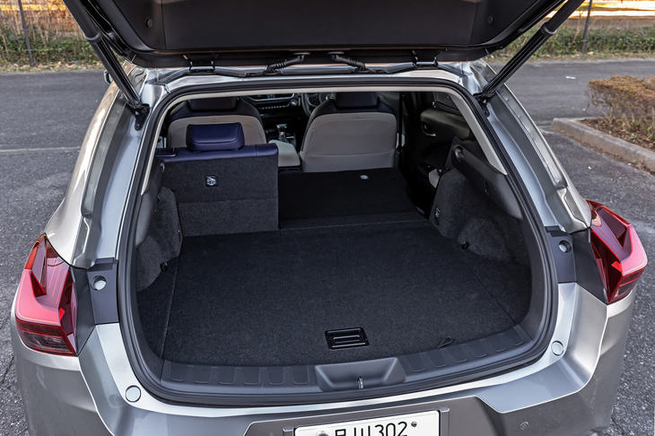 荷室容量は、5人乗車時で220リッターとなっている。60：40の分割可倒式となる後席バックレストをすべて倒せば、最大995リッターまで拡大できる。荷室床下には、アンダーデッキと呼ばれる収納スペースも用意されている。