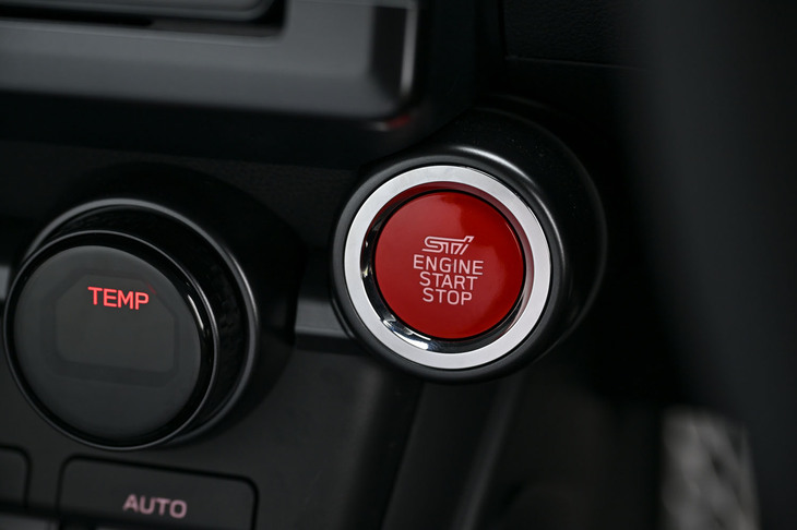 スバルBRZ STI Sport（エンジンスタート／ストップスイッチ）