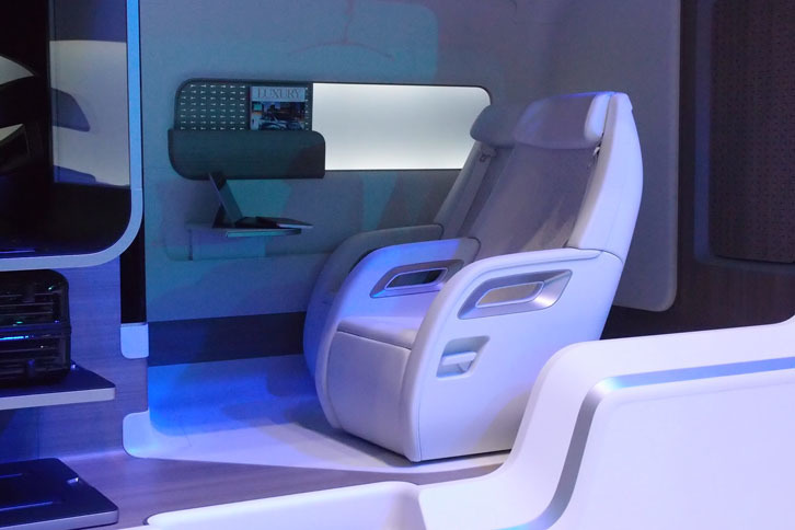 トヨタ車体LCVビジネスラウンジ コンセプト（後席）