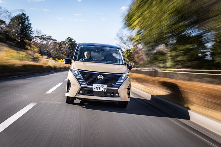 重量増や最低地上高の拡大、新設計のリアトーションビームの採用などに合わせて、サスペンションも改良。市街地や整備された高速でのクルージングでは、乗り心地が改善したように感じた。ブレーキング時には、回生協調ブレーキでリアの制動力をわずかに増してノーズダイブを抑制するなど、細かな制御も行われている。