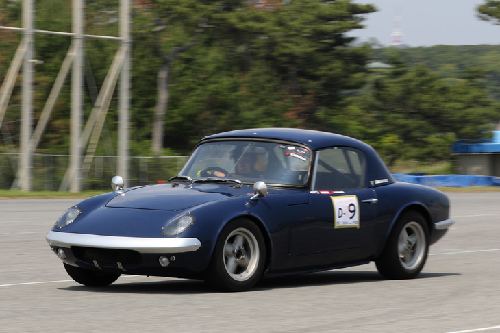 毎回、最大の激戦区となる1801cc以上のノーマル車両および1301cc以上の改造車両によるDクラス。今回も出走22台を数えたが、頂点に立ったのは51秒673をたたき出した「ロータス・エランS1」。「レーシングエラン」（26R）風の固定式ヘッドライトにロールケージなど、かなり手が入っているもよう。