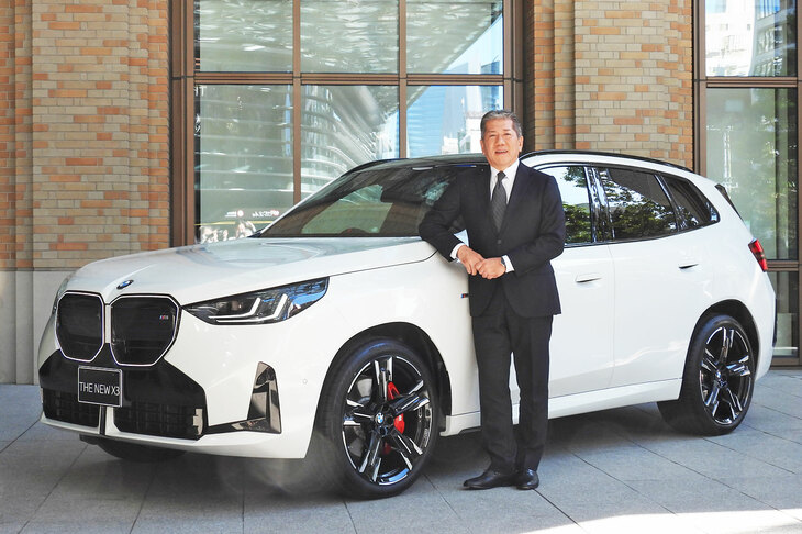 「BMW X3 M50 xDrive」とBMWジャパンの長谷川正敏代表取締役社長。