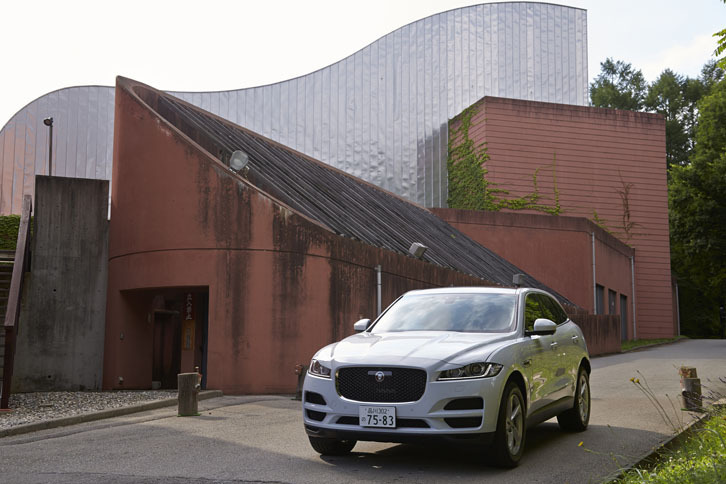 ディーゼルの「Fペース」は、ベーシックな「ピュア」と装備充実の「プレステージ」の2タイプ。今回は後者に試乗した。