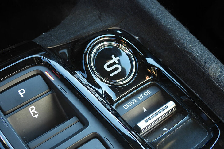 「ホンダS＋ Shift」のオン／オフスイッチ。「シビックe：HEV」などにも類似の機能が搭載されているが、ホンダS＋ Shiftでは加速時だけでなく減速時にも疑似的なダウンシフト制御を実施。ドライバーの操作に対するレスポンスも、大幅に鋭くなった。