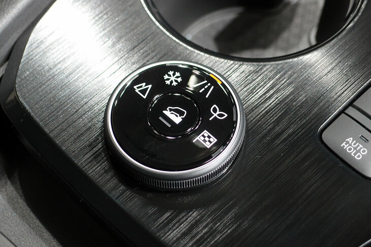 走行モードは、FF車は「スタンダード」「エコ」「スポーツ」の3種類、4WD車はそこに「スノー」「オフロード」を加えた5種類となっている。