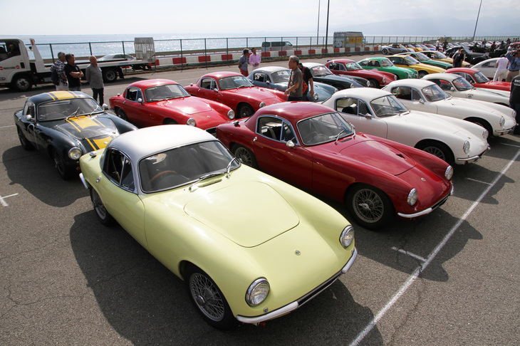 1957年にロータス初のクローズドボディーの量産スポーツカーとして誕生した初代「エリート」が12台もそろった貴重な光景。エリートはマイクロカーの類いを除き、世界初のFRPモノコックボディーを持つモデルでもあった。