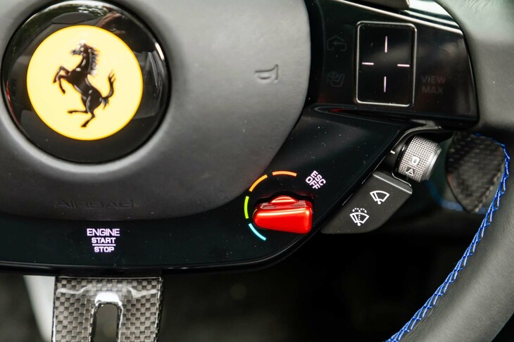 走行モードの切り替え機構としては、スロットルレスポンスやトラクションコントロールなどの制御を切り替える「マネッティーノ」と、電動パワートレインの制御を切り替える「eマネッティーノ」の2つを搭載。前者には「RAIN」「RACE」「CT（トラクションコントロール）OFF」「ESC OFF」の5つの設定が用意される。