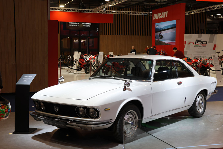 マツダが展示したフロントドライブの1969年「ルーチェ ロータリークーペ」。同社オランダ法人の所蔵車両である。