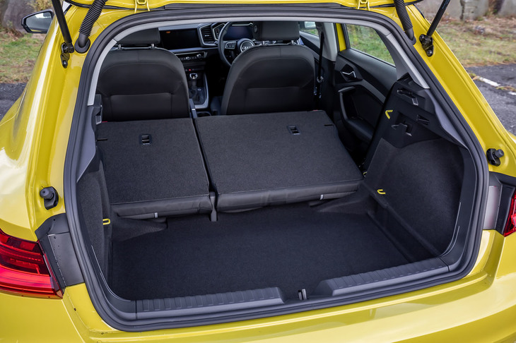 通常使用時の荷室容量は335リッター。従来型比で65リッター拡大された。後席背もたれをすべて倒すと、容量は最大1090リッターに拡大できる。