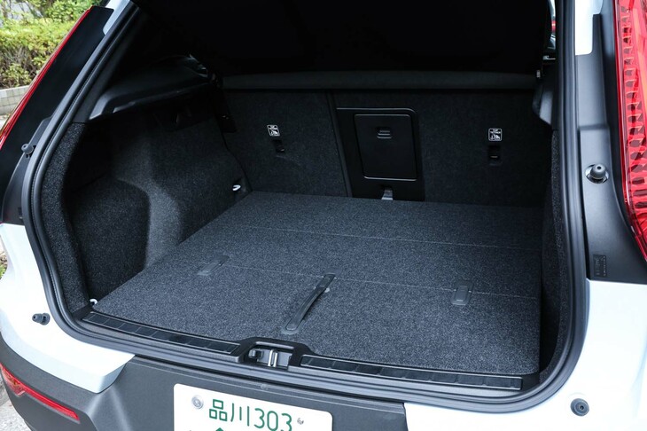 荷室の容量は5人乗車時で413リッター。後席シートバックの中央には、長尺物を積むためのスキーホールが設けられている。