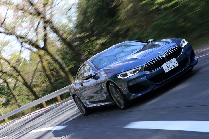 最高出力530ps、最大トルク750Nmの4.4リッターV8ツインターボエンジンを搭載する「M850i xDriveクーペ」だが、荒々しさは皆無だった。