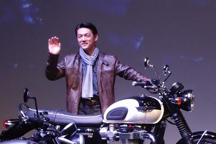 フォトセッションに臨む、トライアンフ モーターサイクルズ ジャパンの野田一夫代表取締役社長。「2016年は月に1台の割合で新型車を発表します。期待してください」と、力強くコメントした。