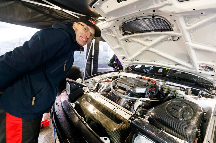 おもちゃを手に入れた子供みたいにずっと笑顔だったラトバラ。「ほら、エンジン見てよ」って。